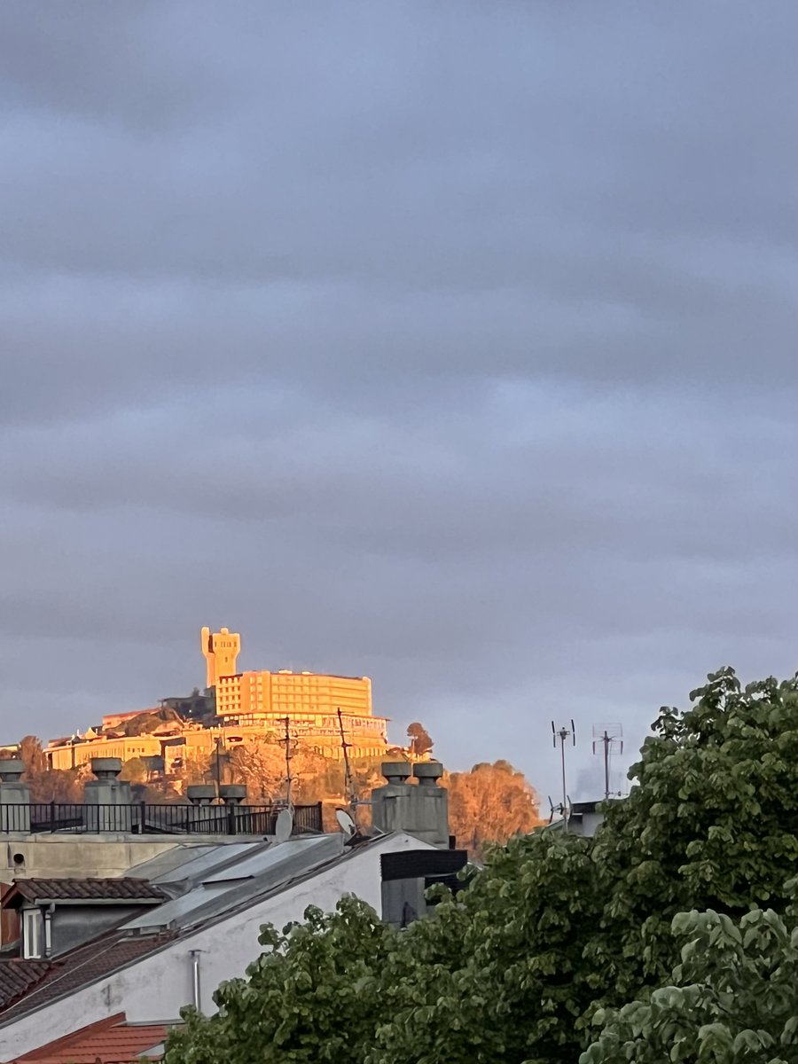 El amanecer reflejado en Igeldo.🤩

ssirimiri.com

#SSirimiri #Donostia #SanSebastián #EsenciaDeSanSebastián #BuenosDías #EuskadiBasqueCountry