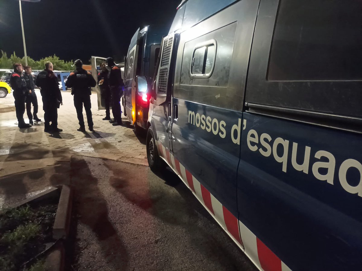 Els @mossos han detingut 5 homes, d’edats compreses entre els 20 i els 35 anys, en un dispositiu contra un grup criminal especialitzat en robatoris violents en domicilis. Els seus membres actuaven com a falsos policies per assaltar les vivendes. S’han fet 6 entrades en vivendes…