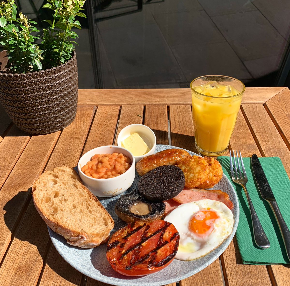 Is there a better way to start your day than with delicious traditional full English breakfast?
#breakfast #breakfastideas #breakfastinthecitt #youngspubs #youngschefs #foodlover #london #pubfood