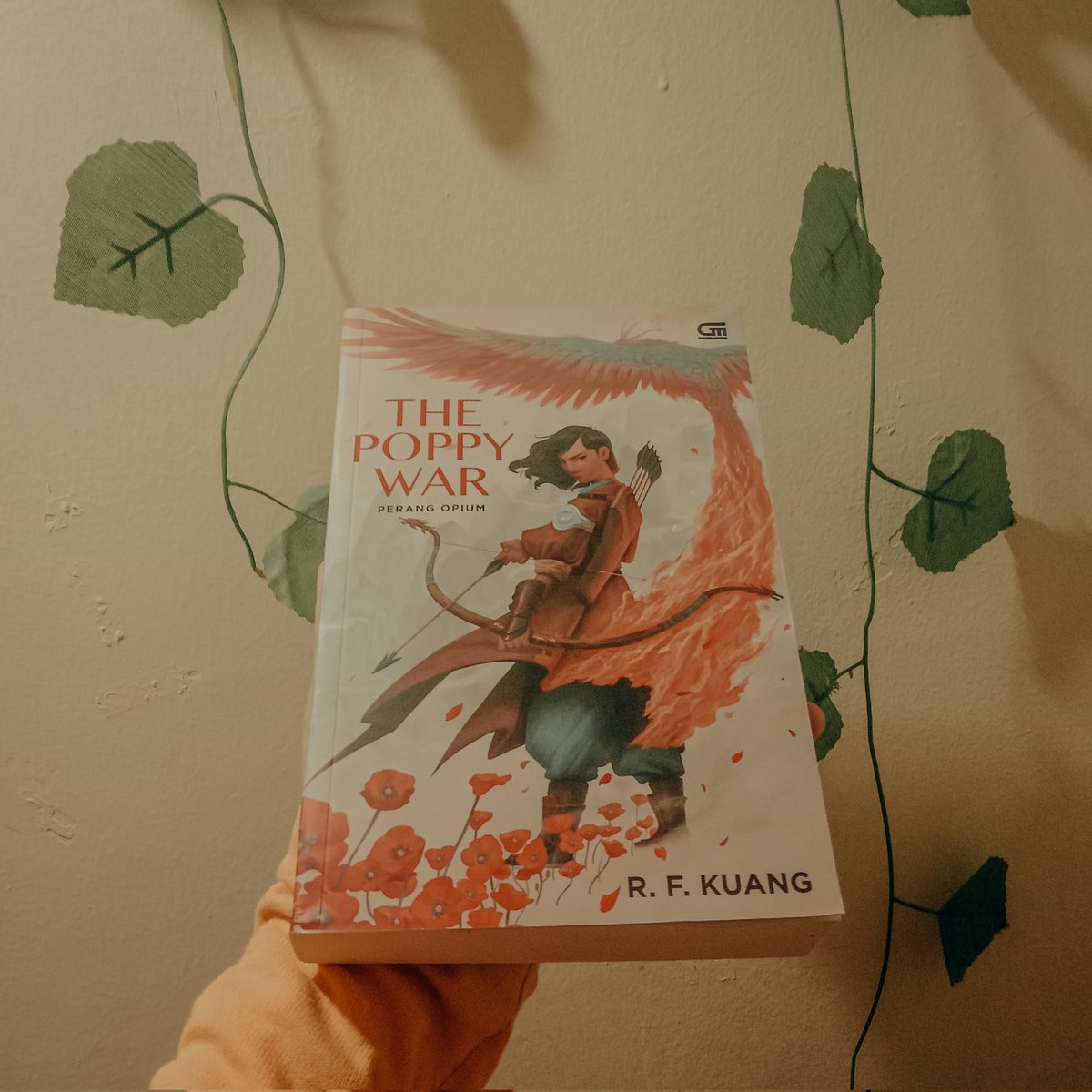 • ‧₊˚✧ [#diwaosdeningkulo] ✧˚₊‧ • 📖 The Poppy War (Perang Opium) - R. F. Kuang ✦ @bukugpu »» 568 hlm #⃣: #ReadYourShelf by @luneillei