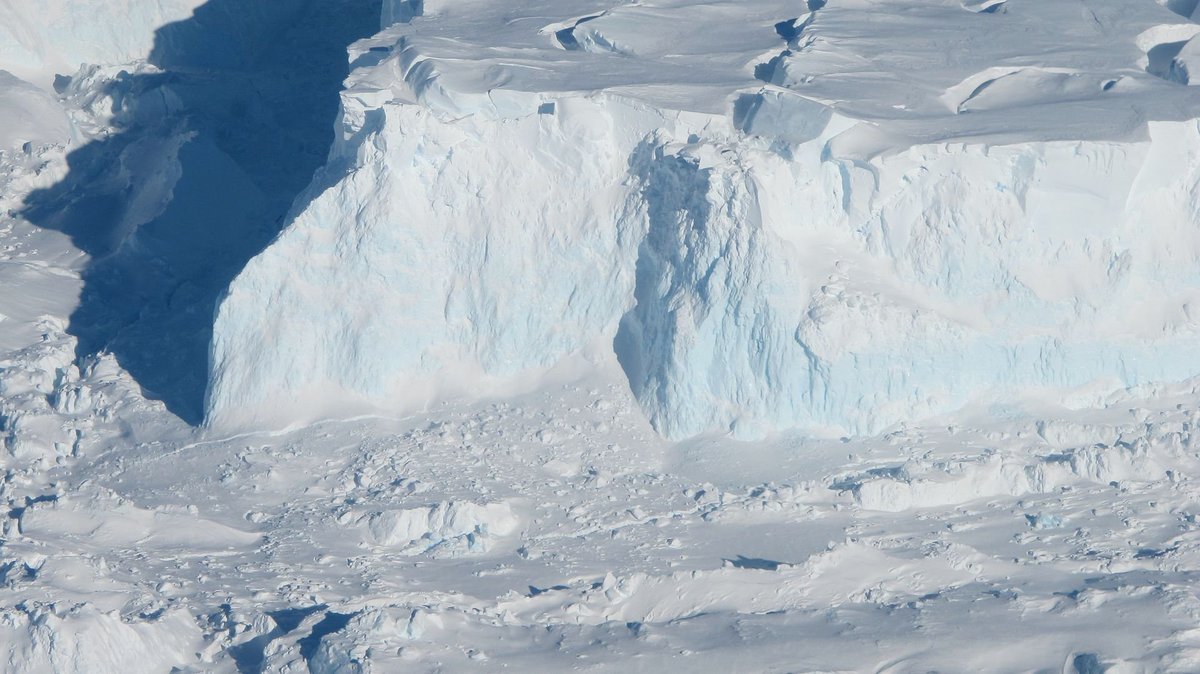 🧊 The Thwaites glacier in #Antarctica could cause a whopping 65cm of sea level rise 🫠 🚧 Its ice shelf tempers that, but it's vulnerable 🆕 @ESSICUMD preprint uses #CryoSat data to investigate 'basal channels, ice thinning and grounding zone retreat' 👉egusphere.copernicus.org/preprints/2024…