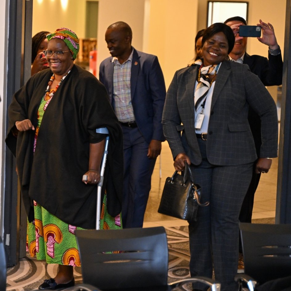 🌟@UN_Women Deputy Executive @vanyaradzayi, @annamutavati & other representatives, are meeting with 20 girls from the African Girls Can Code Initiative. 🟣Objective: Exchange insights on bridging the technological divide to #empower women & girls. More 👉shorturl.at/AKLN2