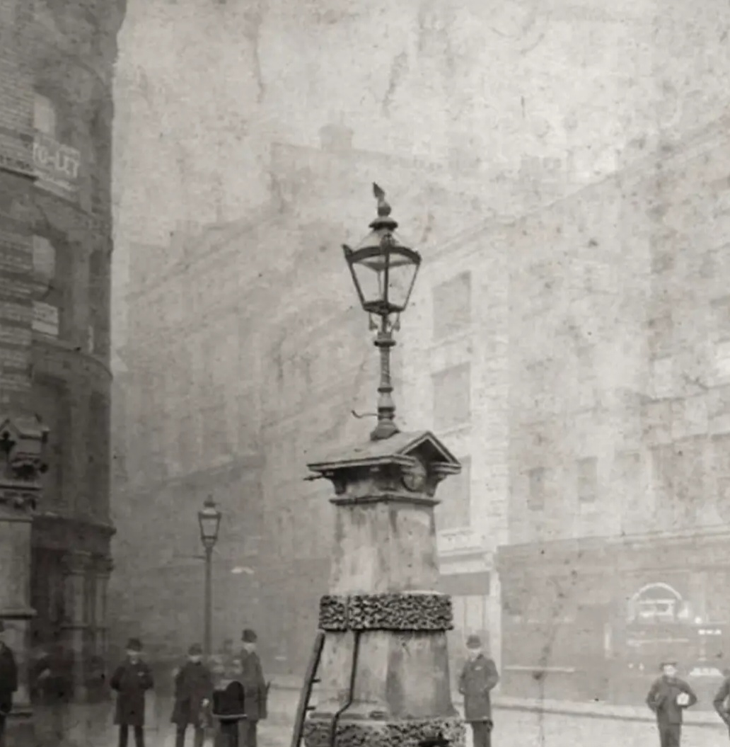 PUMP OF DEATH-The Aldgate Pump was the chief watering station for the East End back in the 1800s.The water was said to have a sparkling demeanour,a fragrant bouquet & a highly agreeable aftertaste. Sadly this was due to the calcium leaching from the dead in the nearby cemetery🤢