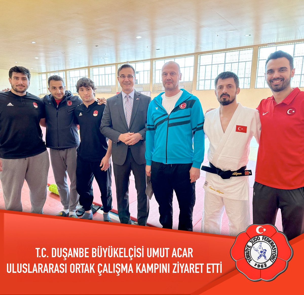T.C. Duşanbe Büyükelçisi Umut Acar Uluslararası Ortak Çalışma Kampını ziyaret etti. 

Dushanbe’de ortak çalışma kampında olan büyükler milli takımımızı ziyaret eden T.C. Duşanbe Büyükelçisi Umut Acar takımımıza gelecek turnuvalarda başarılarını iletti.

#türkiyejudofederasyonu