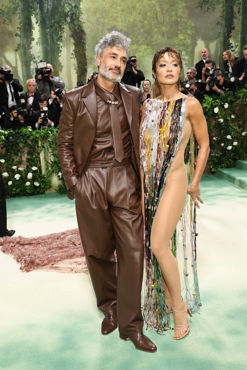 Love that Rita Ora and Taika Waititi came cosplayed as everyone’s grandmother’s faux leather couch and beaded bug screen circa 1996