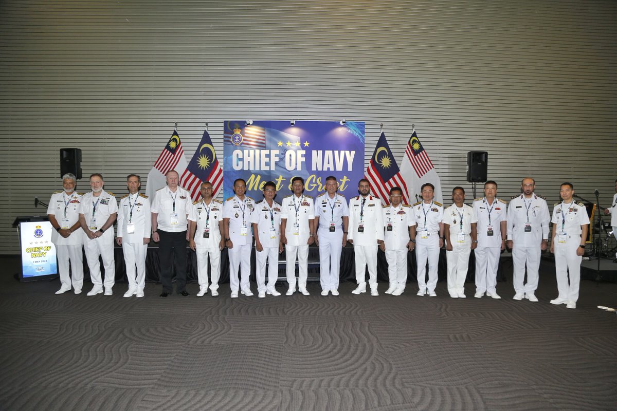 Admiral  Tan Sri Abdul Rahman bin Ayob hosted naval heads of delegation  participating in the #DSA2024 at Matrade International Trade and Exhibition Centre Kuala Lumpur today.
#NavyUpdate 
Full story: tinyurl.com/yk9849t4