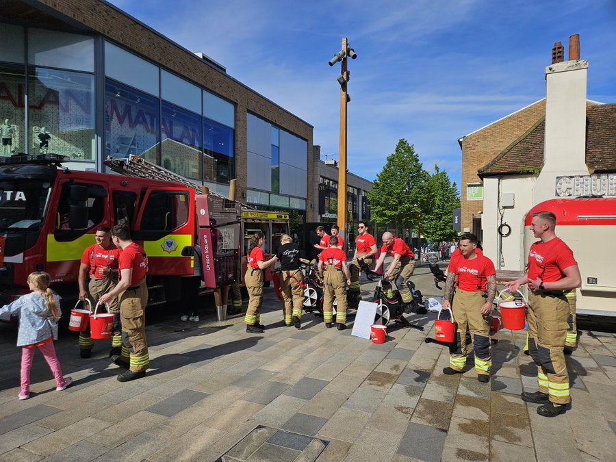 Well done to our Firefighter apprentices who completed a fundraiser for @firefighters999 on Saturday at two Berkshire locations - Lexicon and M4 Reading Services W. Initial counts show that around £7000 has been raised but there is still time to donate. justgiving.com/team/rbfrsappr…