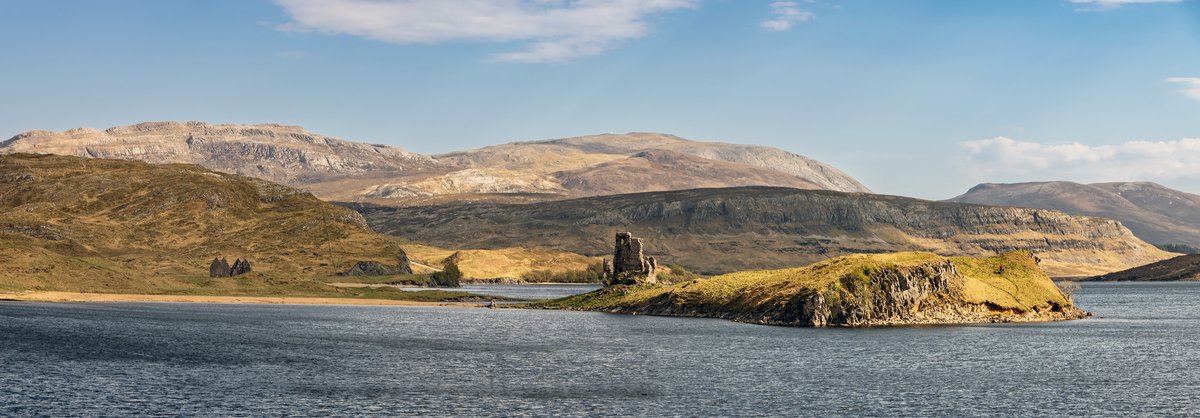 Ben More Assynt, Loch Assynt and Ardvreck Castle on a glorious sunny evening last week.

#StormHour #scotspirit #visitscotland #highlandcollective #NC500 #naturephotography #bookphotography #landscapehunter #NWHGeopark #landscape_focus_on #photographyclass #landscapephotography