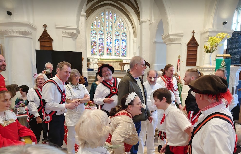 Feeling inspired by all the May Day Morris displays from last week? Come along to our Morris dancing class tonight and try it out for yourself! Book now: efdss.org/whats-on/28-cl… Photo: Guildford Summerpole Nose Jousting