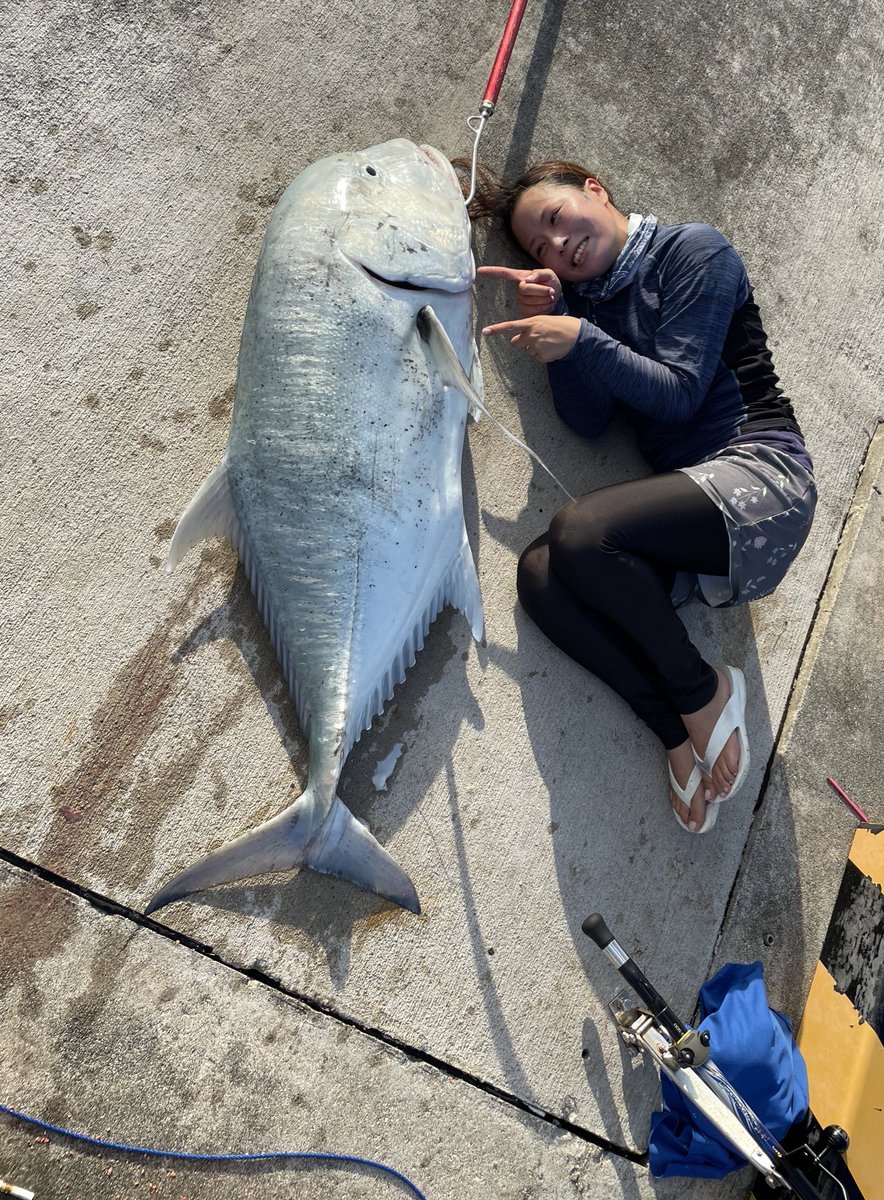 KomomakiF's tweet photo. 32.7kg 139cm
通算７本目
ひとりぼっちで頑張った
風呂なし宿なし３泊４日
オーマチ(アオチビキ)/5kg
ムネアカクチビ/3kg、1kg弱×2
ナミフエダイ/7kg
ガーラ(ロウニンアジ)/32.7kg
総重量約50kg

最強すぎるわたし https://t.co/44DW3Ij1Un