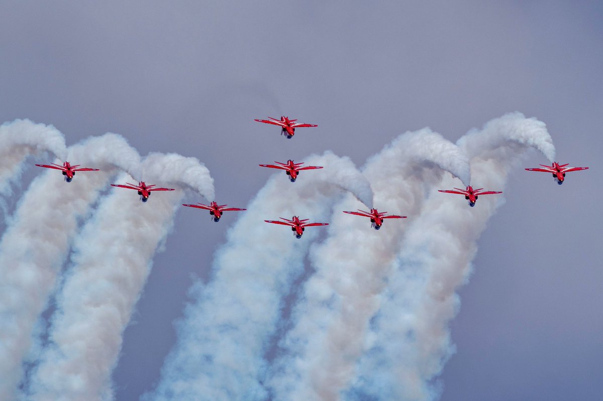 Over the top in 9 Arrow #redarrows #springhawk