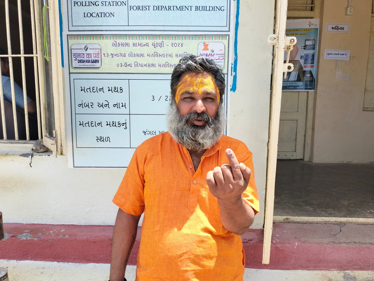 Lone voter casts his vote at the unique polling station set up in the Gir forest, Banej, #Gujarat. #YouAreTheOne #InkWaliSelfie 📸CEO Gujarat #Phase3 #GeneralElections2024 #LokSabhaElections2024 #ChunavKaParv #DeshKaGarv