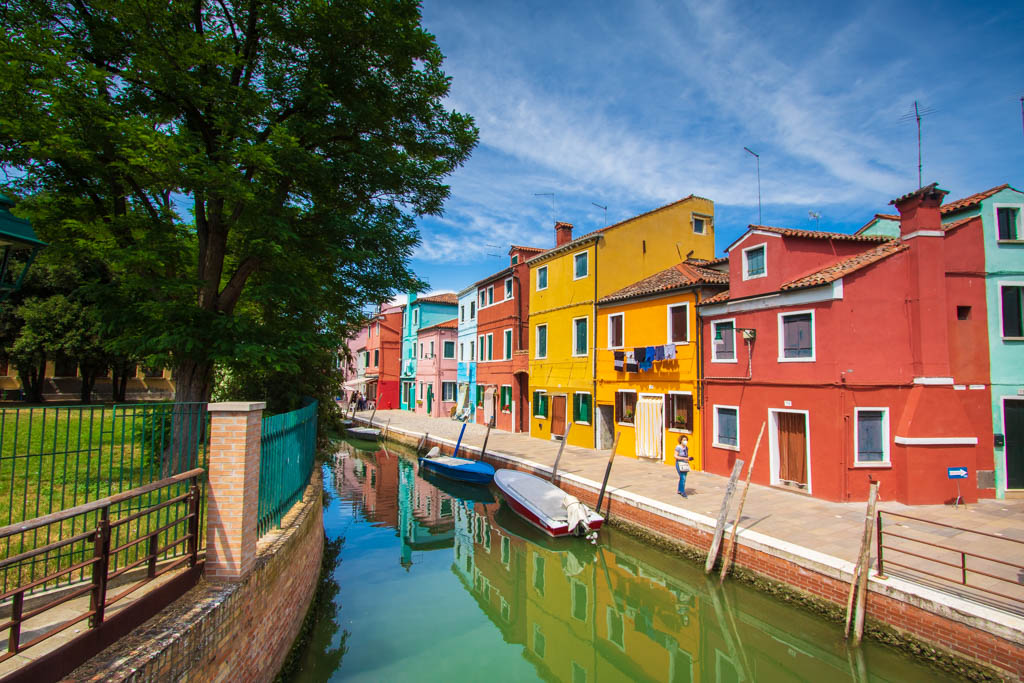 Se avete (almeno) mezza giornata disposizione, da #Venezia vi consiglio di prendere il vaporetto e di andare all'isola di #Burano. Semplicemente splendida con le sue case colorate, regala scorci unici. 😍❤️Imperdibile! Qui i consigli per visitarla: assaggidiviaggio.it/2024/02/cosa-v…