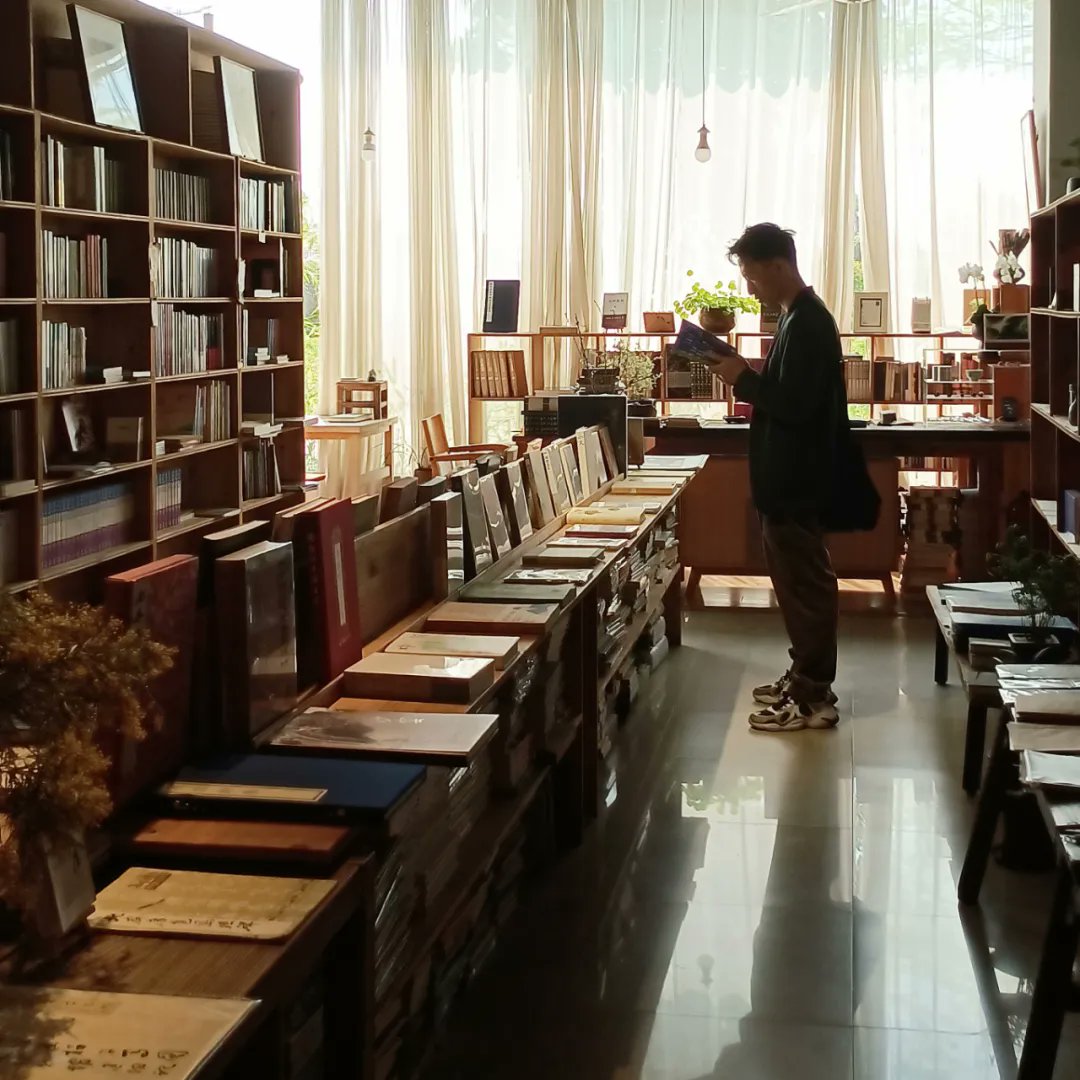 Amber Bookstore at Shapaowei Art Zone has a cozy vibe that fits Xiamen. Apart from massive books, the ground floor has been decorated with handcrafted bookbags and diverting items the owner picked, which may bring a smile to your face. #VisitXiamen #LifeisXiamen