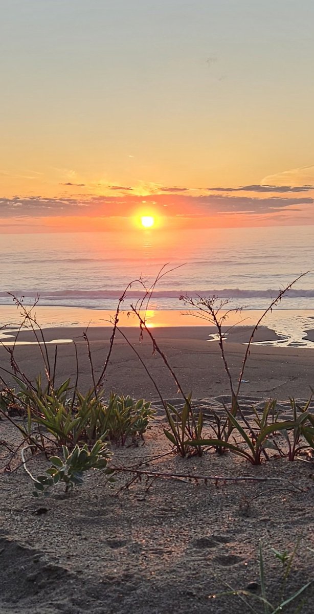 @Met_CindyFitz Good morning Cindy, clear skies this morn at Salisbury Beach