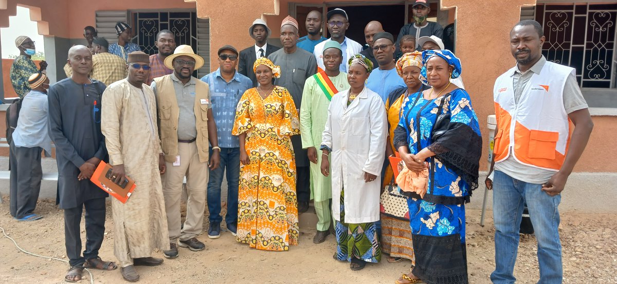 Inauguration de 3 salles de classe avec direction & magasin, un centre de santé équipé et électrifié pour un cout total de 60 millions FCFA à N’Djiballa à 45 km de Dioila avec don d’une moto ambulance, un moulin ainsi que des kits scolaires. #FondationOrange #Solidarité