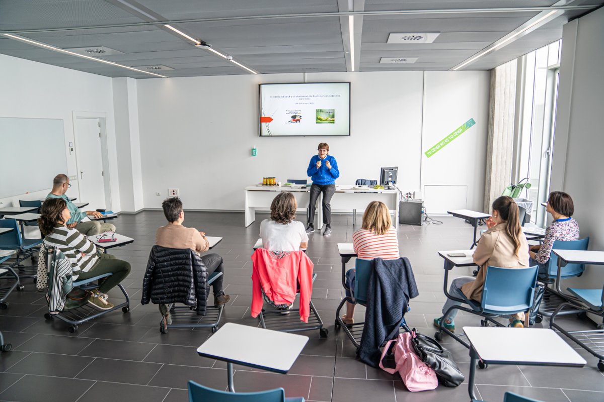 📸 Desde este lunes el #AulaJanssen de la UR está celebrando el curso 'Cuidar a los que cuidan. Gestión del estrés laboral y burnout en personal sanitario' que imparte la catedrática de Psicología Social de la UR Guadalupe Manzano #salud #enfermería  #sanitarios