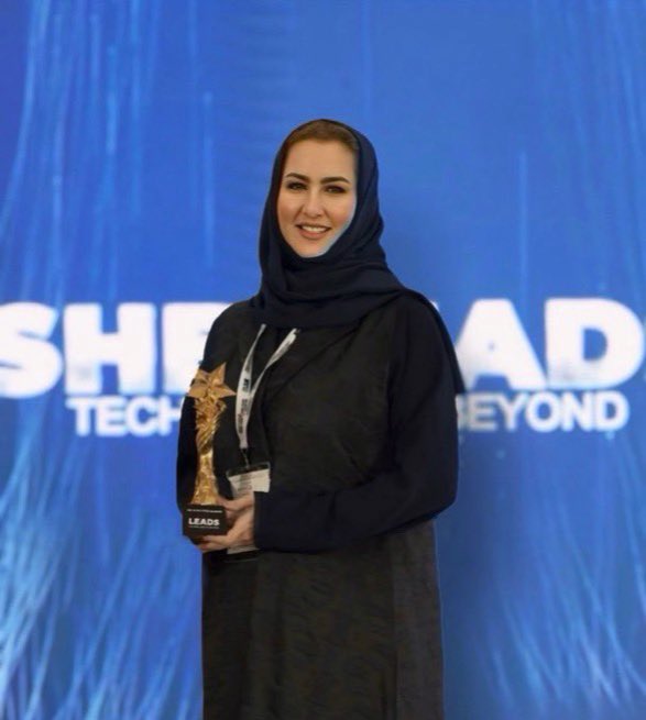 الدكتورة #السعودية خلود المانع تحصل على جائزة 'SheLeads' للقيادة، تقديرًا لدورها القيادي في مجال التكنولوجيا والتحول الرقمي والابتكار، في قمة الشرق الأوسط Low Code No Code Summit.