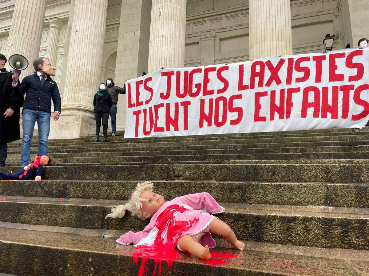 🔴 Des militants du @mouvementchouan viennent d’être placés en garde à vue après une action menée devant le palais de justice d’Angers qui dénonçait le laxisme judiciaire suite à la mort de Matisse.