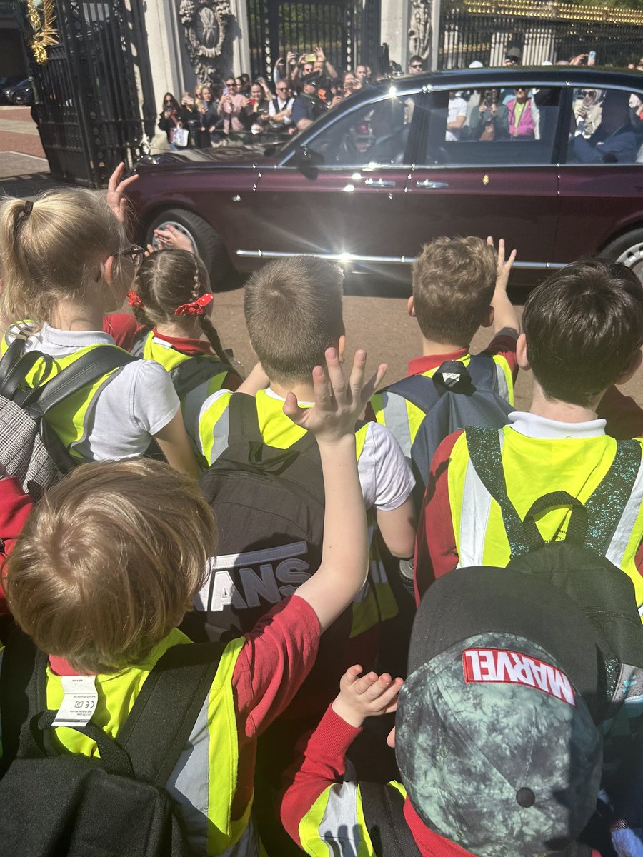 Maybury School (@maybury_school) on Twitter photo Year 5 have arrived in London and the King even made an appearance to say hello π <a href="/childrensuni/">HEY Children's Uni</a> <a href="/maybury_class5/">Maybury Class 5</a> <a href="/HumberEdTrust/">Humber Education Trust</a> Year 5 have arrived in London and the King even made an appearance to say hello π <a href="/childrensuni/">HEY Children's Uni</a> <a href="/maybury_class5/">Maybury Class 5</a> <a href="/HumberEdTrust/">Humber Education Trust</a>