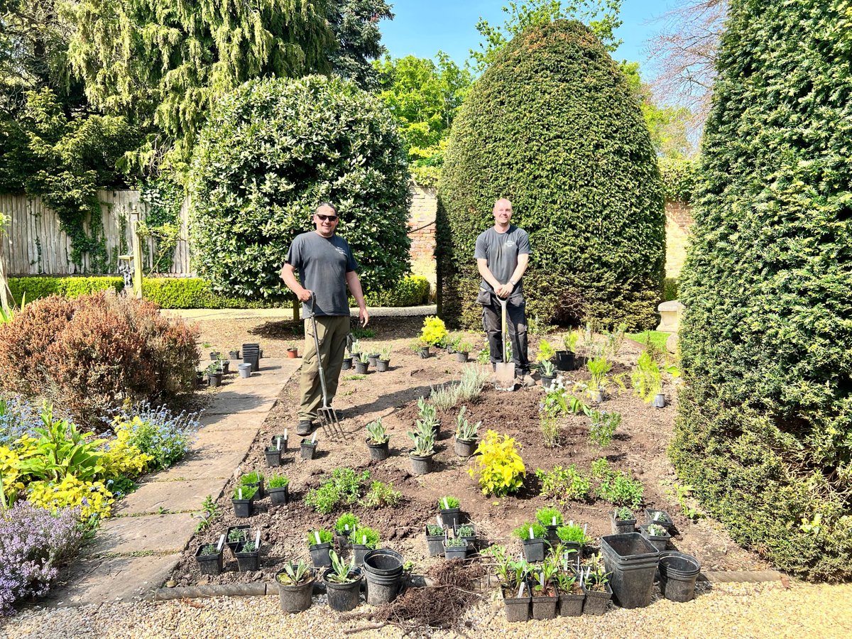 News from our gardens! 🌿 We're buzzing at the creation of a new herb bed filled with bee-attracting plants like lavender, chamomile and rosemary to provide a haven for our precious pollinators. 🐝 #HerbGarden #BeeFriendly #NatureLovers #elgoodsbrewery #hoprooms