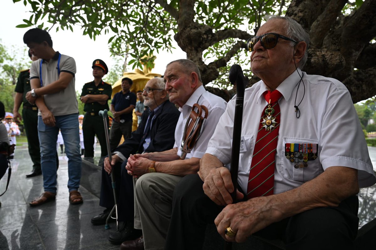 Pour construire un avenir basé sur la coopération et le respect, poursuivons l’écriture de notre histoire commune avec le Vietnam. Avec @MIRALLESMP, nous représentons pour la première fois la France à la cérémonie nationale vietnamienne et à l'hommage pour leurs morts.