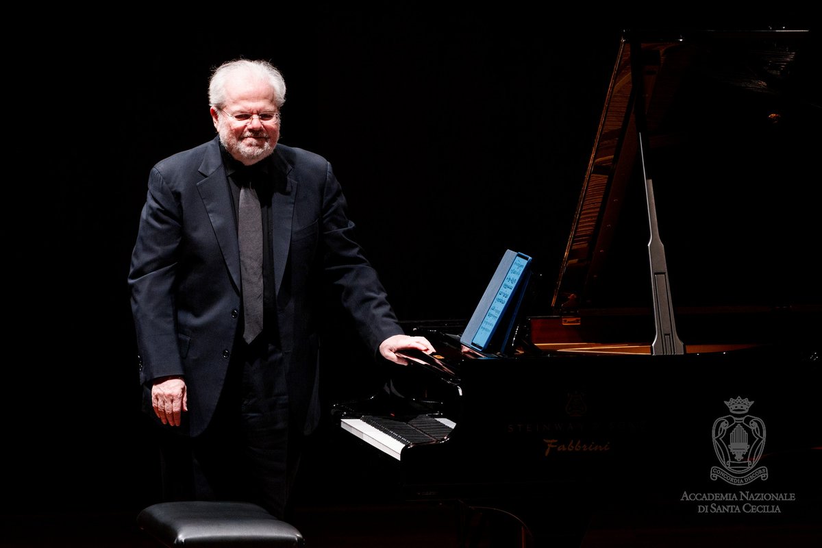 Alcuni scatti del recital di Emanuel Ax, ieri ospite del nostro cartellone di Musica da Camera. A fine concerto, il Maestro ha eseguito come bis il Notturno n. 1 Op. 27 di Chopin, dedicandolo alla memoria di Maurizio Pollini. 📷 Musacchio / MUSA