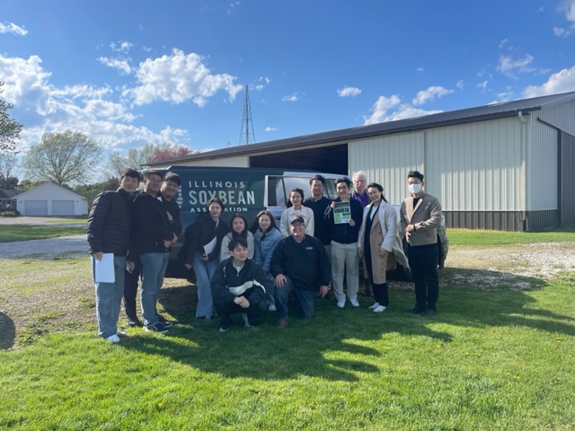 🌱📸 A delegation of grain buyers from South Korea toured the Martin farm in IL, where they gained insights into spring planting & local ag. For many, it marked their first visit to the U.S. ASA Director Jim Martin hosted the group on behalf of the Illinois Soybean Association.
