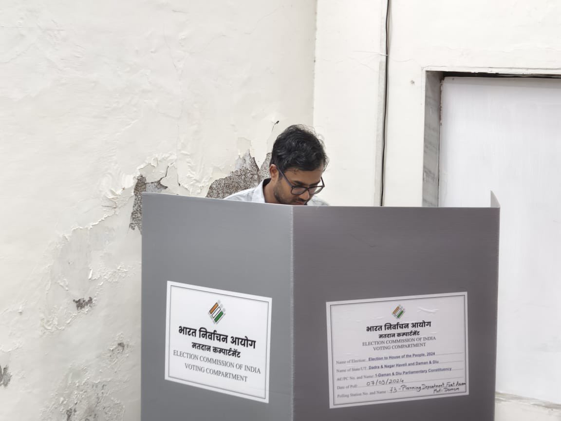 हर एक वोट है जरूरी निभाएंगे जिम्मेदारी, बिना किए देरी 🇮🇳✨ #YouAreTheOne UT of Dadra & Nagar Haveli and Daman & Diu में उत्सव जैसा माहौल। मतदाता उत्साह के साथ मतदान केंद्रों पर वोट डाल रहे हैं। #InkWaliSelfie Credit 📷 @ceodamandiu #ChunavKaParv #DeshKaGarv #Elections2024