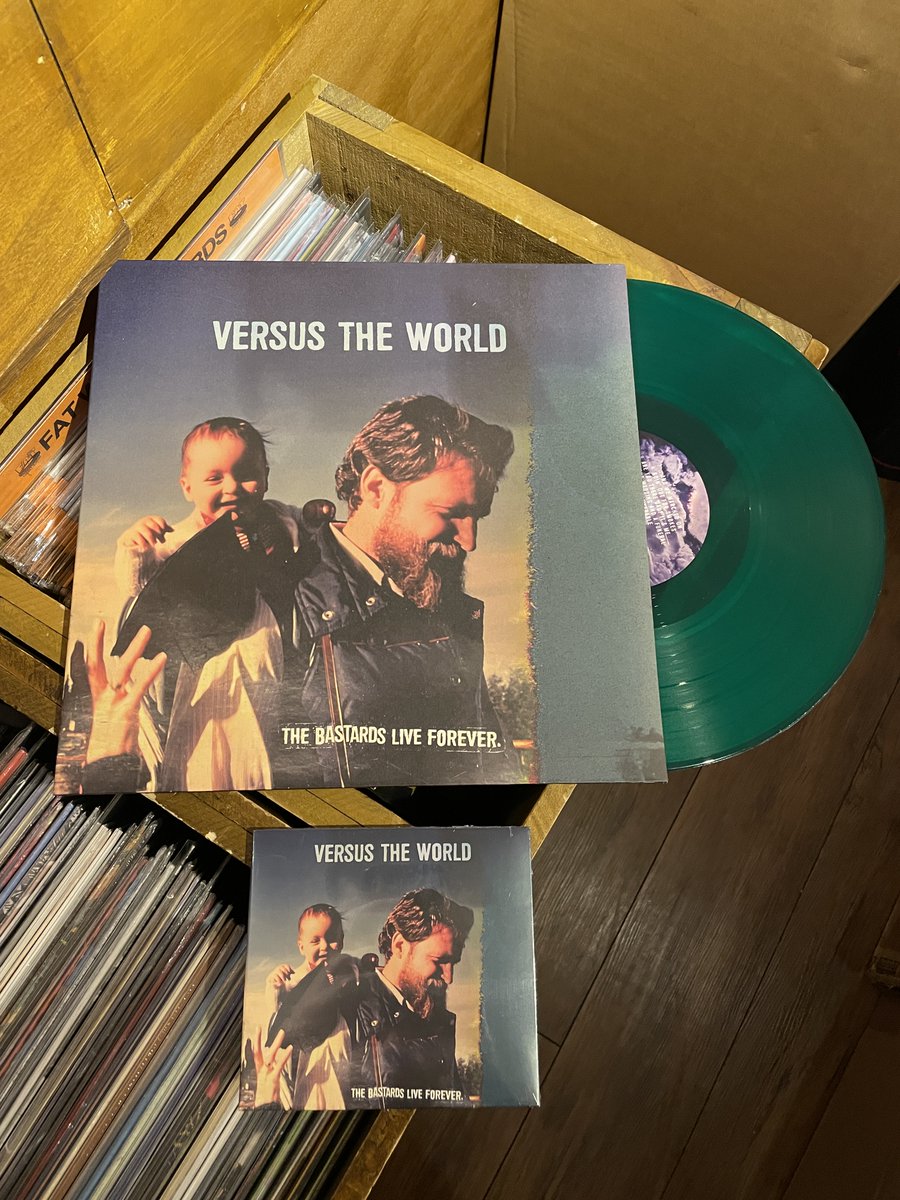 icegrillsjp's tweet photo. LAGWAGONのChris FlippinやTHE ATARISのMikeらに加えて、GOOD RIDDANCEやPULLEYで知られるSean Sellersを新たに迎えたVERSUS THE WORLDの最新アルバム！強烈なフックと洗練されたコーラスが印象的なメランコリックなポップパンクサウンドは必聴！
https://t.co/ww0OSHqFQn https://t.co/iDV9FYr4OK