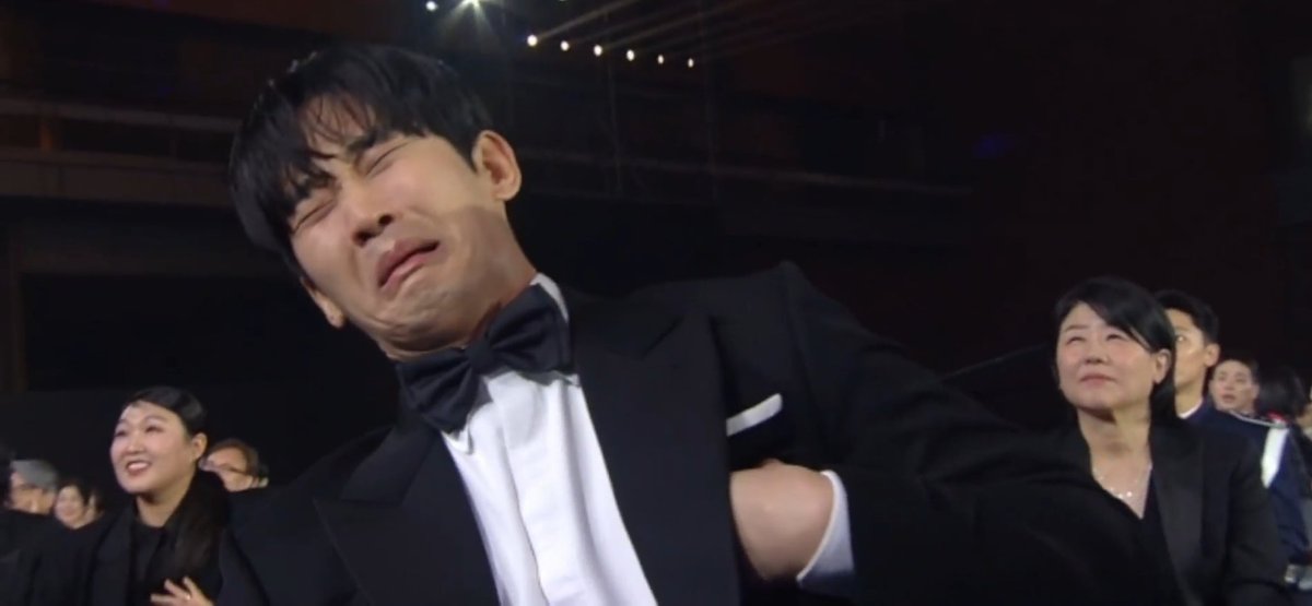 #KimSooHyun channels his cute side, reenacting one of his iconic scenes in #QueenOfTears. 😂#BaeksangArtsAwards2024