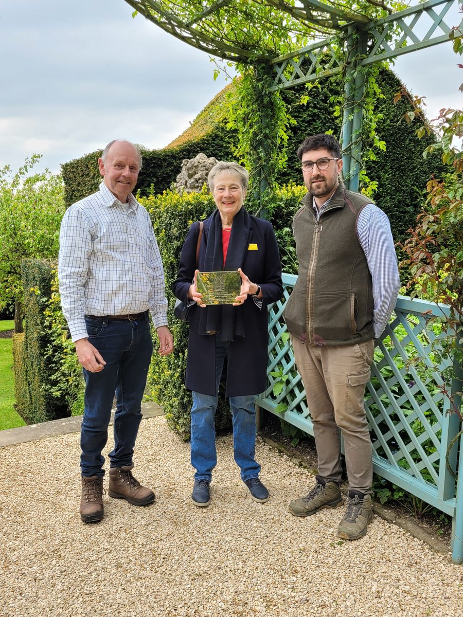 We were delighted to recognise the long-standing support of Daylesford House to @NGSOpenGardens with a plaque to mark their 30 years of opening. Gloucestershire county organiser Vanessa Berridge presented the award to head gardener Joe (head gardener) & designer Rupert.