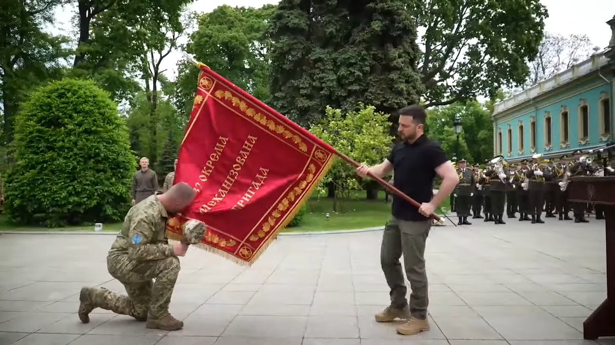 📷 Ukrainian President Zelenskyy presented battle flags to the 22nd, 31st, 32nd and 65th Mechanized Brigades of Ukrainian Ground Forces yesterday. The 47th and 66th Mechanized Brigades received the award 'For Courage and Bravery.' #UkrainianArmy