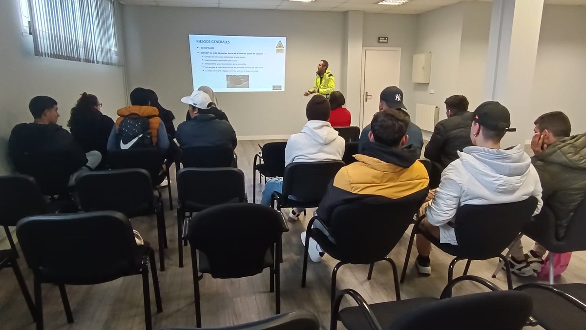 Un grupo de jóvenes que realiza una formación para obtener todos los títulos de carretillas ha conocido @TrelleborgGroup Izarra.
Han visitado la fábrica y recibido información sobre riesgos Laborales relacionados con las carretillas elevadoras 

 #PlanEmpleoCruzRoja