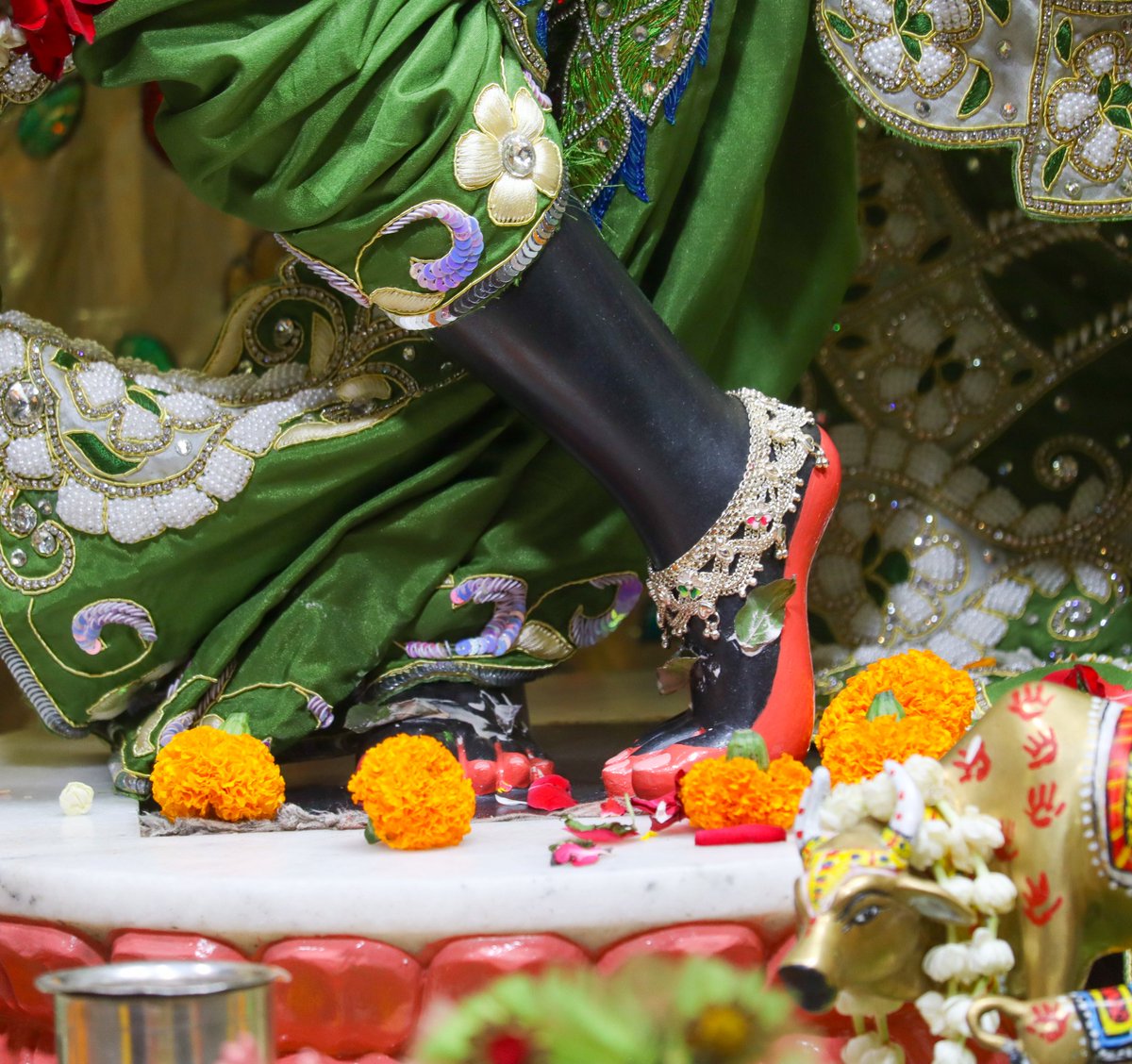 iskconvicc's tweet image. Śrī Śrī Radha Gopal Darshan - 7/5/2024 @iskconvicc
.
.
.
#iskconvicc #iskconindia #iskconvaranasi #srisriradhagopal #gopalji #shriradhe #dailydarshan #aajkedarshan #gauranitai #lotusfeetoflordkrishna🌺🌹🌼🌷👏 #prabhupada #iskcondarshan