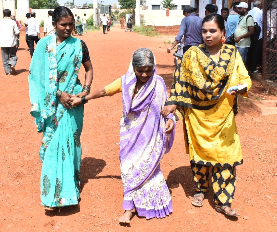 #LSPollsWithTNIE #KarnatakaElections 85-year-old #KallavvaAdargunchi being helped by her family to cast vote in #Dharwad @NewIndianXpress @XpressBengaluru @KannadaPrabha Photo @HemanthTnie