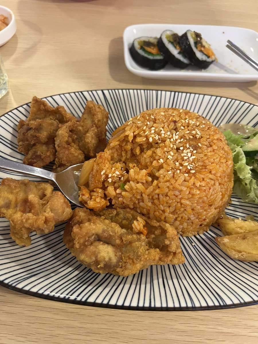 Lisa829014's tweet photo. 韓国料理ランチと薬局にいる癒しの人🩵
ちなみにこのキムチチャーハンは王将のキムチチャーハンより4倍ぐらい辛い🙂‍↕️ https://t.co/K46s9O7ZXB