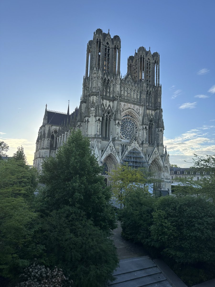 La cathédrale de Reims, avec sa majesté qui s’élève vers les cieux, inspire par sa grandeur comme le fit Bernard Pivot, élevant l’esprit et la langue française à des sommets inégalés.

@DenisPayre @stephane @bernardpivot1 @AcReims @languefrancaise @FrancoisFillon