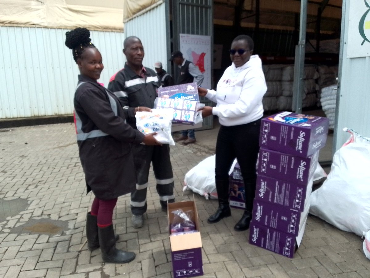 Yesterday our director @KhabaiAlwanyi received donations of sanitary towels, dignity kits for girls,mama kits and boxers from @UNFPAKen from @KenyaRedCross to address the ongoing flood in Informal settlements of Nairobi Mathare and Kibera. #FloodsSituationKe