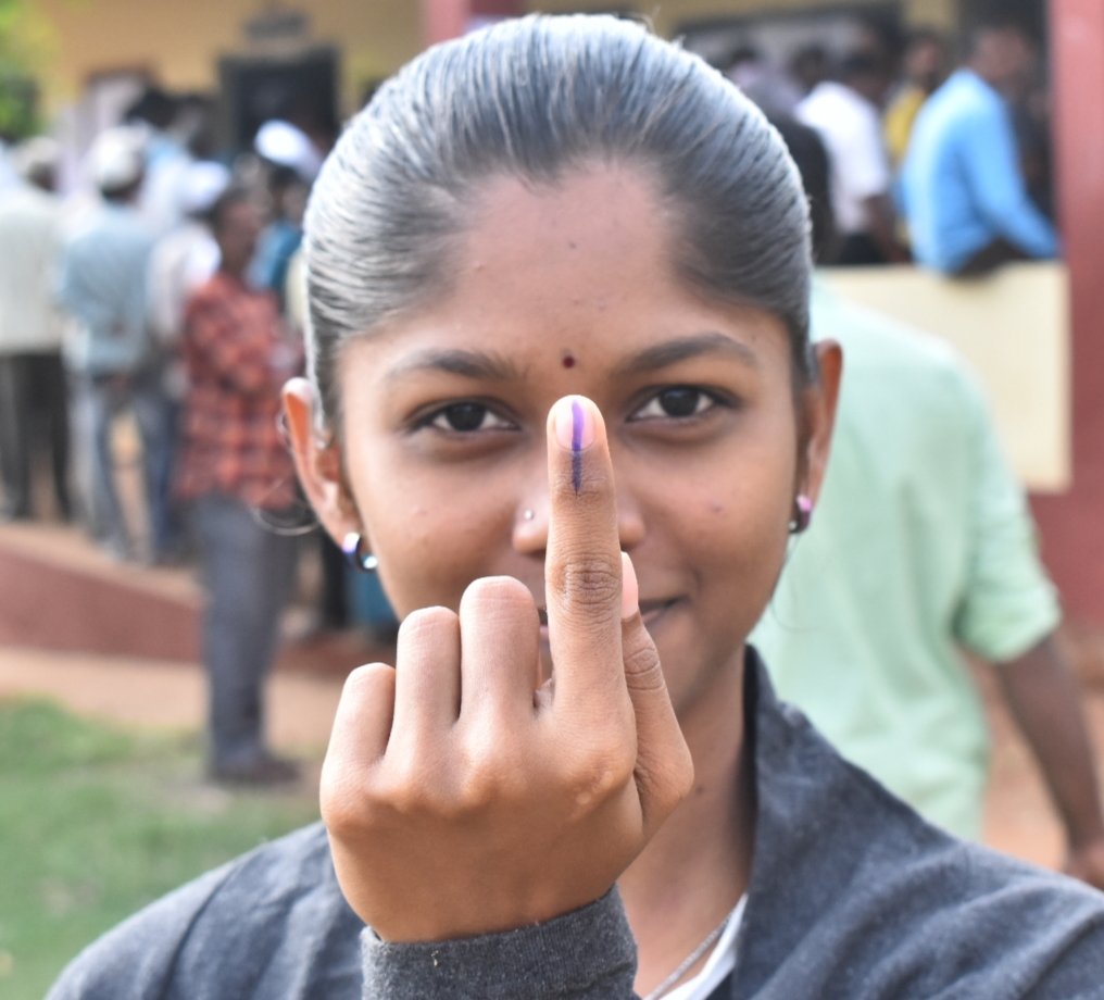 #LSPollsWithTNIE #KarnatakaElections First time voter from #Dharwad #TejaswiniRampur flaunts the inked finger after casting her vote Photo @HemanthTnie @NewIndianXpress @XpressBengaluru @KannadaPrabha