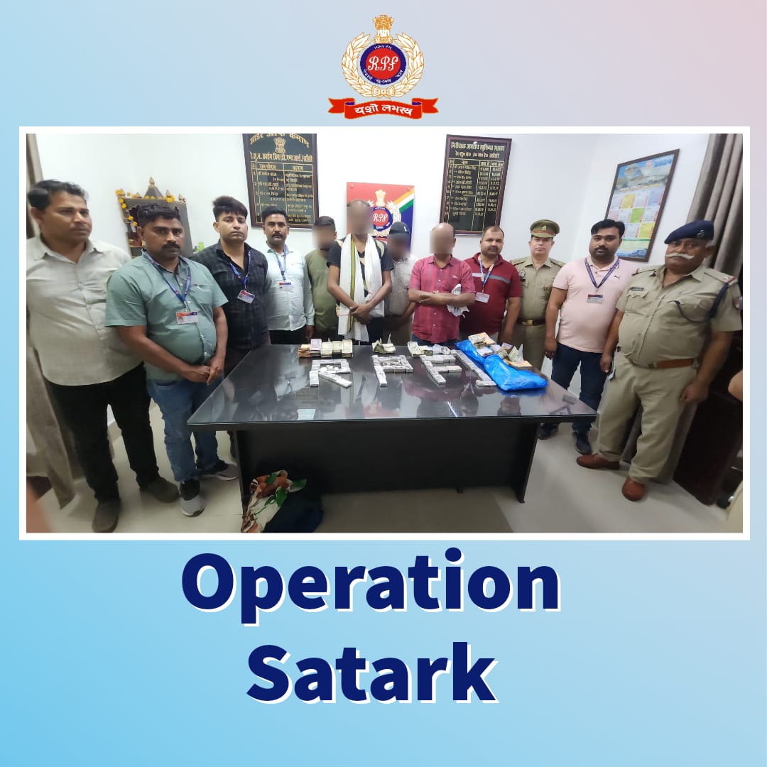 #RPF & #GRP Jhansi clamped down on illegal movement of valuables ahead of #Election2024 and recovered unaccounted silver & cash worth over ₹25 lakh from 4 people. Concerted efforts to curb illegal activities. #OperationSatark #SentinelsOnRail @rpfncr