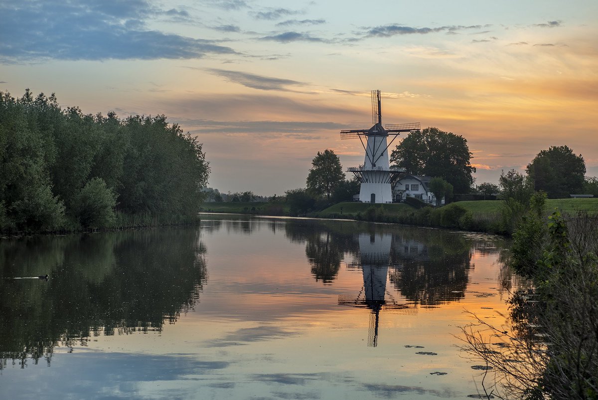 Ook vanochtend was het heerlijk aan het water. Om 6:01 uur was dit het uitzicht op molen de vlinder in Deil. 
#sunrise #nederland #wnl