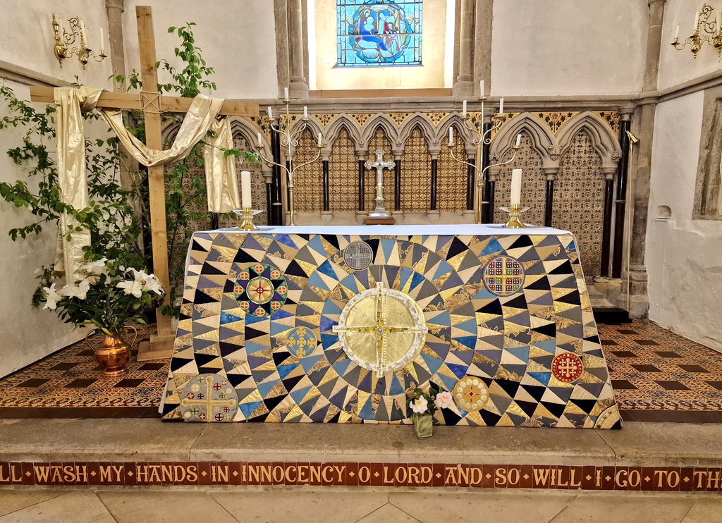 For #TextileTuesday, the glorious altar cloth by designed by Roger Wagner in 2018 at Iffley, #Oxfordshire. The whole cloth represents the light of the resurrection, and as we went post-Easter, we saw it with the golden cross - there are different ones for the liturgical seasons.