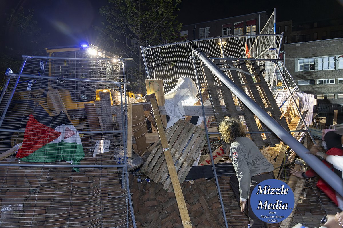 mvbergen's tweet photo. De #ontruiming door de #ME van de #UvA #campus door de #politie op het #Roeterseiland ivm de #ProPalestijnse #demonstratie (3/3) https://t.co/l1F3vnsMQb