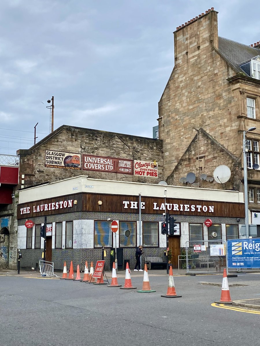 #MomentsOfBeauty in #Glasgow: First time I’ve spotted the creative & witty way graffiti above ‘The Laurieston’ has been concealed by “historic” adverts created by artist Ciáran Glöbel. The clue is in the middle advert while the end one is a reference to then owner, John Clancy 🤔