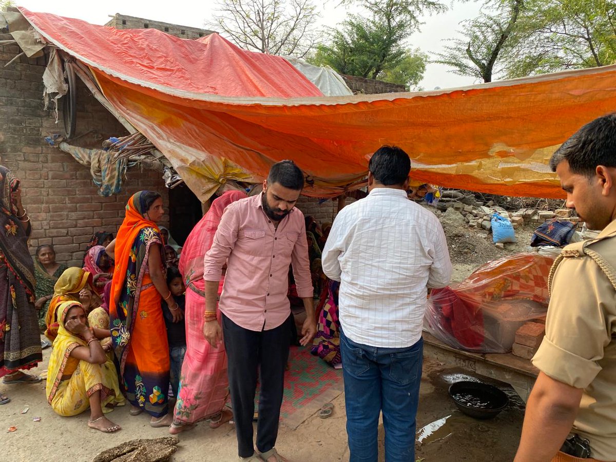 कल विकास खंड दीनशाह गौरा के ग्रामसभा सराय गौरा हरदो निवासी ककोरे पासी जी की निधन की सूचना पर उनके आवास पर पहुंच कर उनके अंतिम दर्शन कर श्रद्धांजलि अर्पित की एवं परिवारजनों के प्रति शोक संवेदना व्यक्त की।

ओम शांति।

#पंचवटी_परिवार
#रायबरेली
#HumaraUP #Panchvati