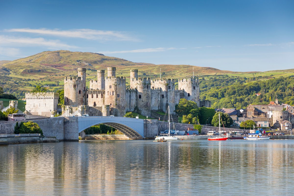 🏰 Wales is home to some of the most impressive castles in the world. Transport yourself to the banks of the River Conwy, where a medieval fortress stands as a testament to Welsh strength and resilience. 🔍 Trivia Time: Can you name this iconic castle? #TriviaTuesday #Wales