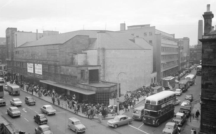 🎞️ #CinemaArchives 1938 🔤 Regal Cinema, Lothian Rd, Edinburgh opened 1964 🎟️ Queue @thebeatles 1969 📽️ Bullitt 1969 🎦 Goodbye, Mr. Chips 1979 🍿 The Kentucky Fried Movie Today 🎬 still screening @ODEONCinemas ow.ly/cHBe50Rr16O