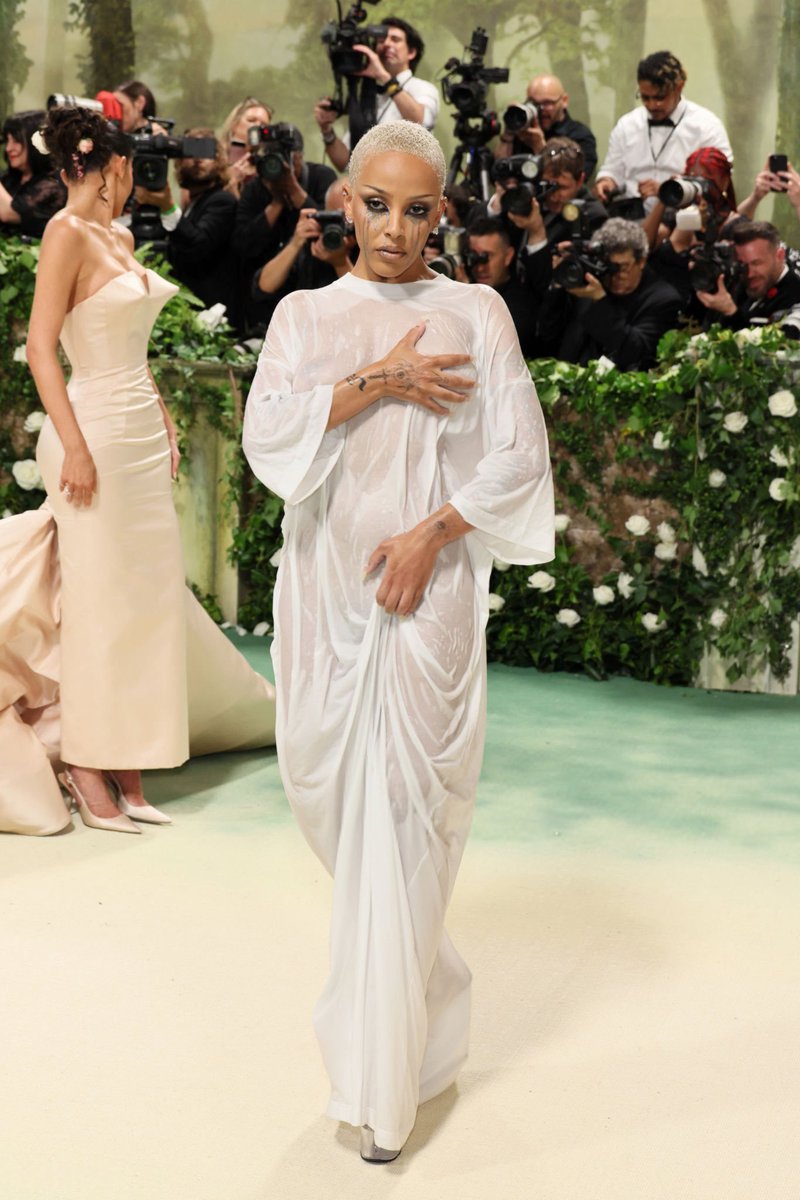 it's safe to say Doja has the dumbest fanbase coz everyone seems to like her Met Gala outfit.... Vogue declared her best dressed and they don't. she was right y'all are dumb as fuck.
BOTTOMLINE SHE SERVED THIS LOOK
