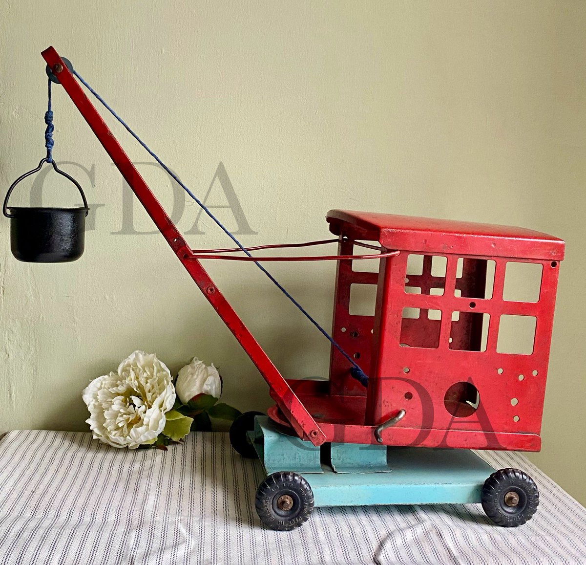 Good morning #earlybiz
New item ♥️
1950s Tri-Ang working toy crane. 
See it and more at,
Dieudonneart.com/antiques

#elevenseshour #red #vintagetoys #toys #collectables #antiques #shopindie #uniquegifts #nostalgia #bizhour